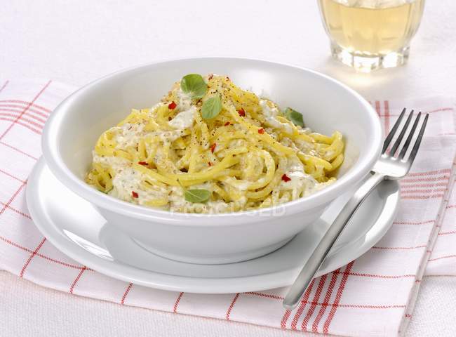Паста-спагетти с сыром буррата — стоковое фото