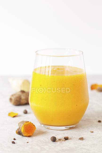 Mango and pineapple smoothie — Stock Photo