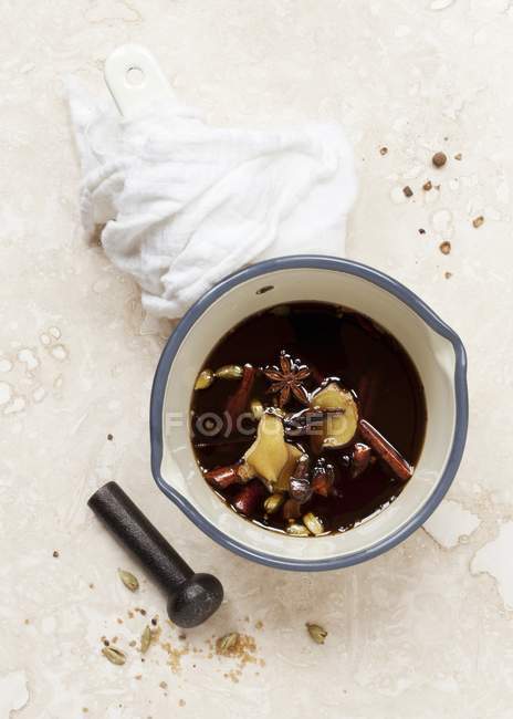 Вид сверху на пряный сироп Масала чай в кастрюле — стоковое фото