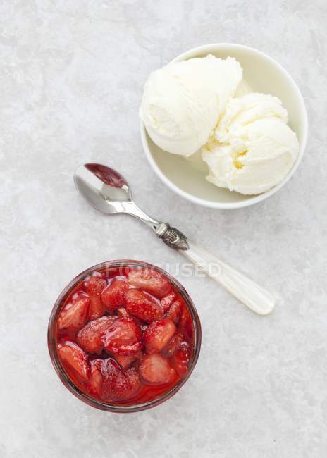 Roasted strawberry sauce with vanilla ice cream — Stock Photo