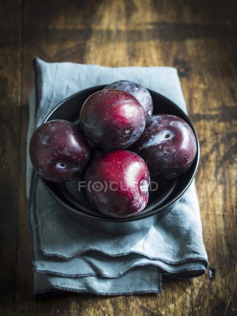 Fresh Plums in bowl — Stock Photo