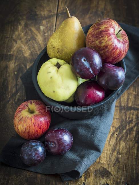 Frutas frescas de otoño en tazón - foto de stock