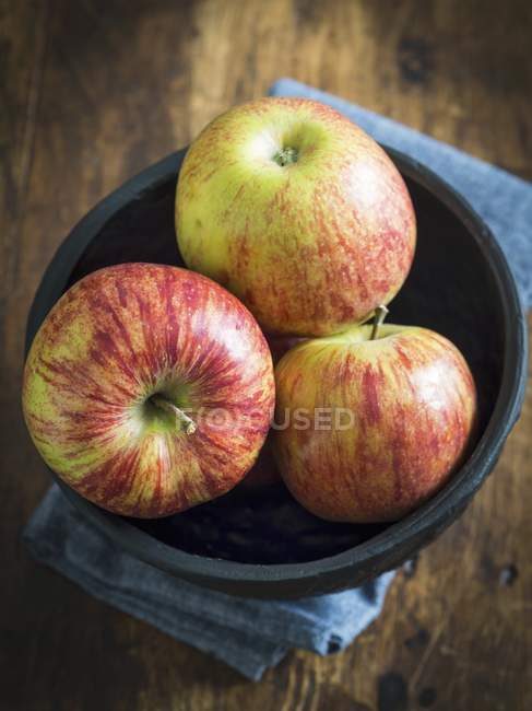 Три яблока в миске — стоковое фото