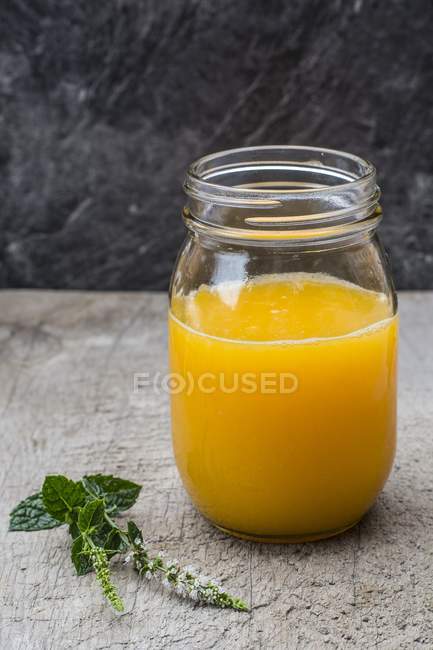 Апельсиновый сок в банке — стоковое фото