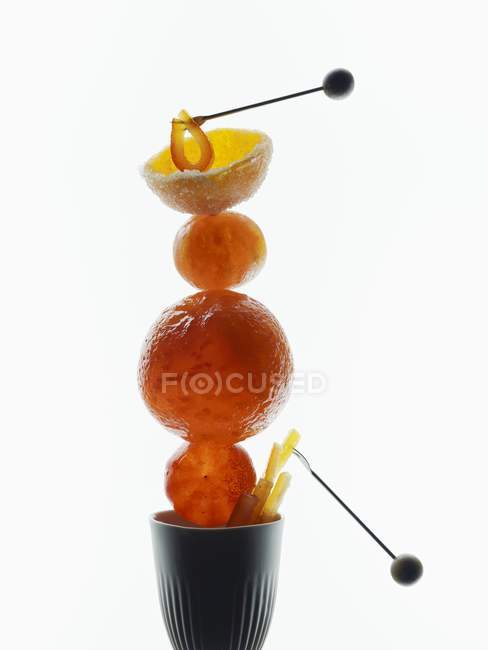 Frutas cítricas cristalizadas empilhadas em um copo — Fotografia de Stock