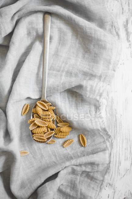 Сушені сирі макарони Gnocchetti — стокове фото