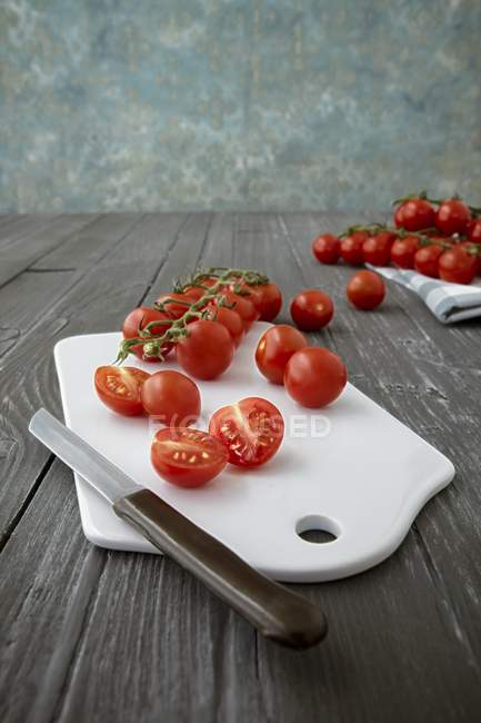 Вишневі помідори на дошці — стокове фото