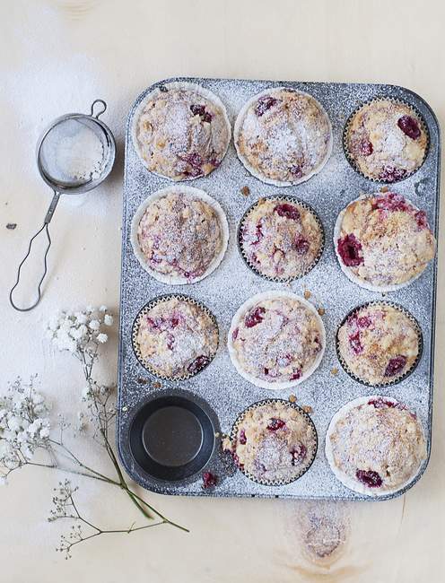 Cream cheese muffins with red berries — Stock Photo