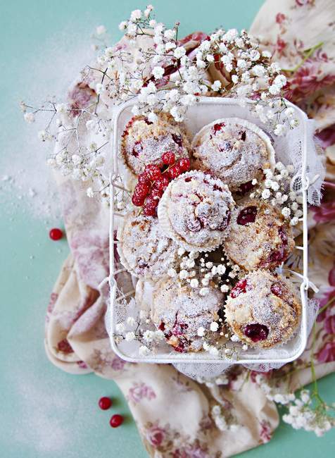 Frischkäse-Muffins mit roten Beeren — Stockfoto