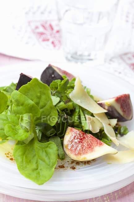 Espinafre da Nova Zelândia com figos e vinagre balsâmico na placa branca — Fotografia de Stock