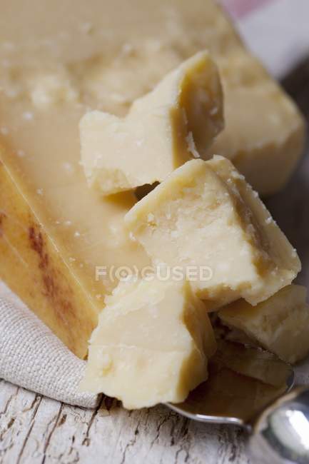 Parmesan avec couteau à fromage — Photo de stock