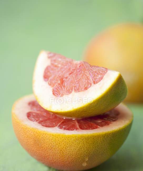 Нарізаний рожевий грейпфрут — стокове фото