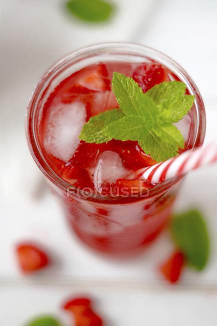 Strawberry iced tea with fresh mint — Stock Photo
