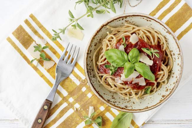 Piatto di spaghetti con pomodoro — Foto stock