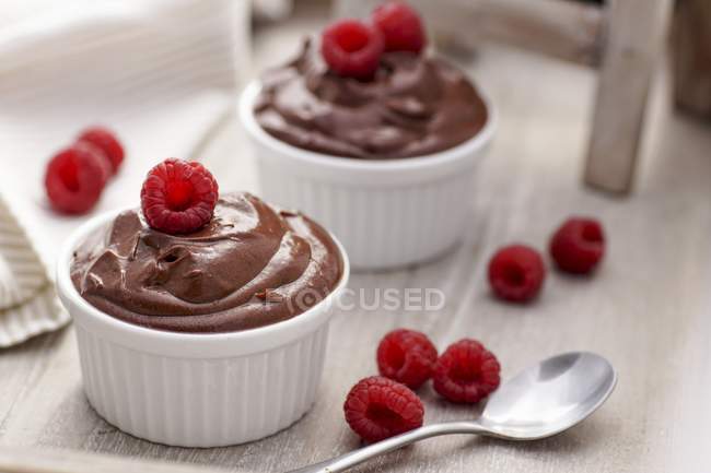 Crema de chocolate con frambuesas - foto de stock