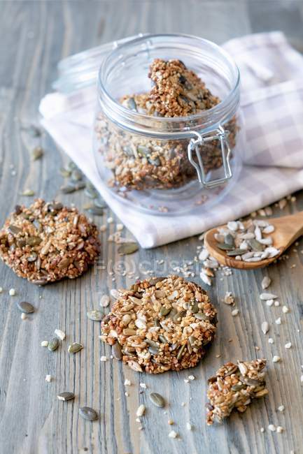 Low-carb sesame crackers — Stock Photo