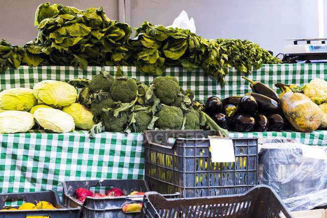 Vegetables at a market stand outdoors — Stock Photo
