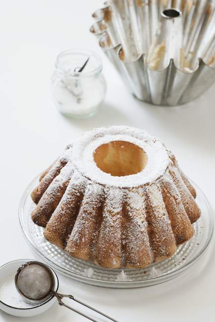Gâteau Bundt saupoudré de sucre glace — Photo de stock