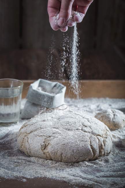 Невыпеченный хлеб из муки — стоковое фото