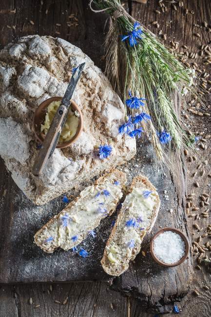Домашній хліб з непросіяного борошна — стокове фото