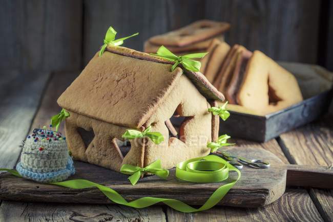 Homemade gingerbread house — Stock Photo