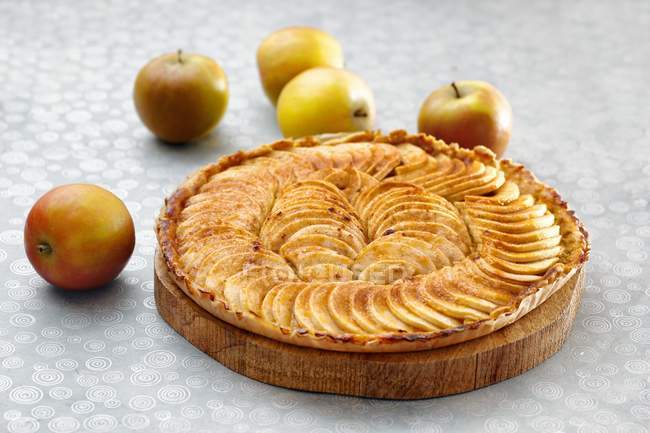 Яблочный пирог на деревянной доске — стоковое фото