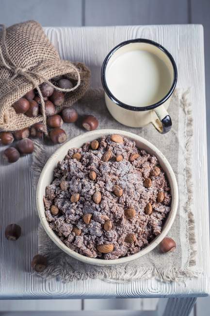 Вид сверху на домашний шоколад с орехами — стоковое фото