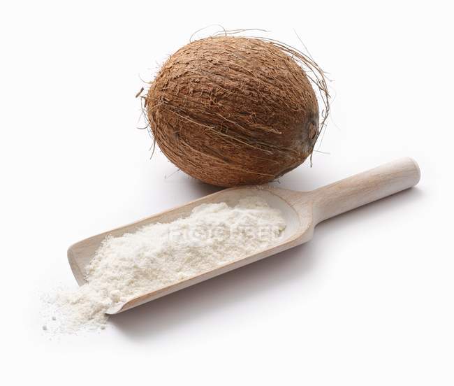 Mehl und frische Kokosnüsse — Stockfoto