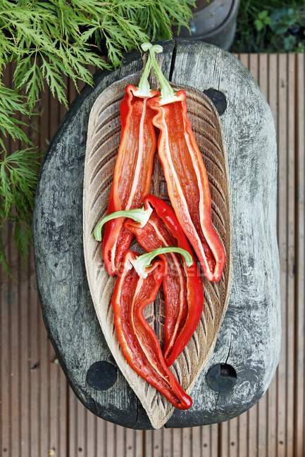 Peperoni rossi a punta dimezzati — Foto stock