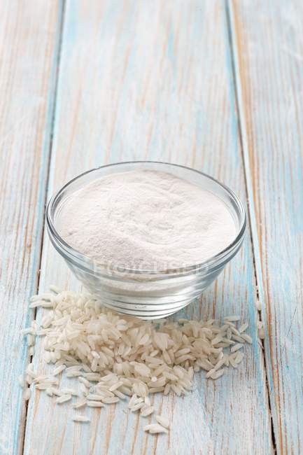 Рисовая мука и маленькая куча риса — стоковое фото