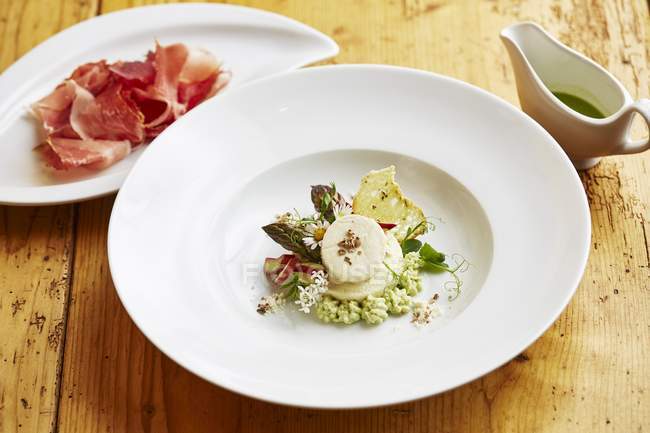 Asparagus salad with ricotta mousse — Stock Photo