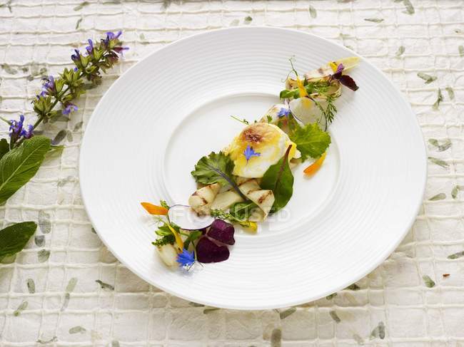 Gegrillter Spargel mit gratiniertem Hühnerei und Frühlingsblumen auf weißem Teller — Stockfoto