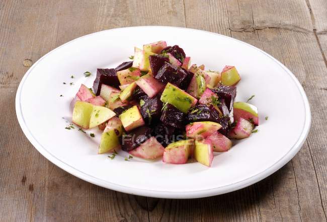 Rote Bete Salat mit Äpfeln — Stockfoto