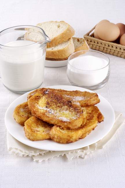 Французские тосты с молоком, сахаром, хлебом и яйцами — стоковое фото