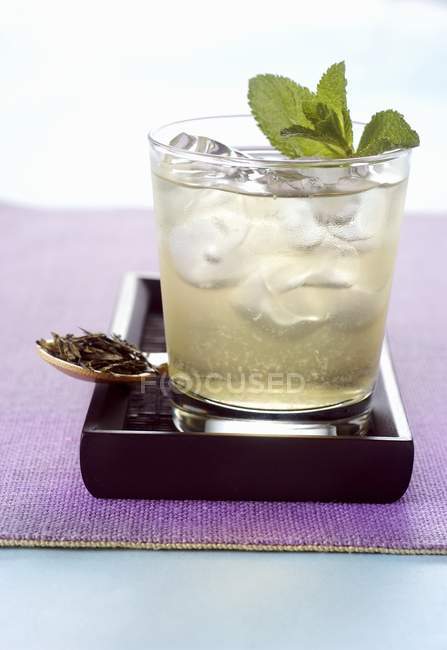 Apple icea tea with mint leaves — Stock Photo