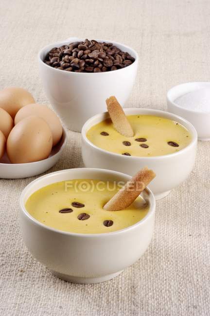 Primer plano vista de café Zabaione con huevos y granos de café - foto de stock