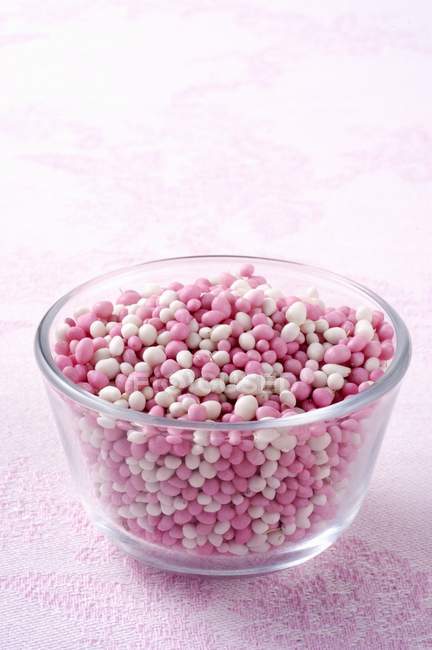 Vista close-up de bolas de açúcar decorativas coloridas — Fotografia de Stock