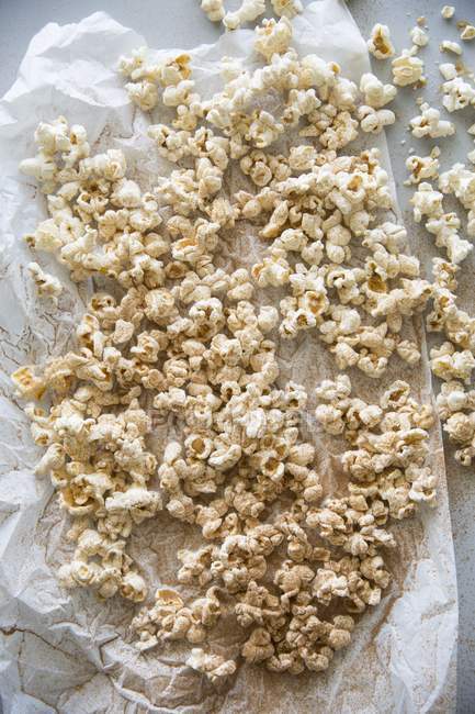 Popcorn dusted with cinnamon — Stock Photo