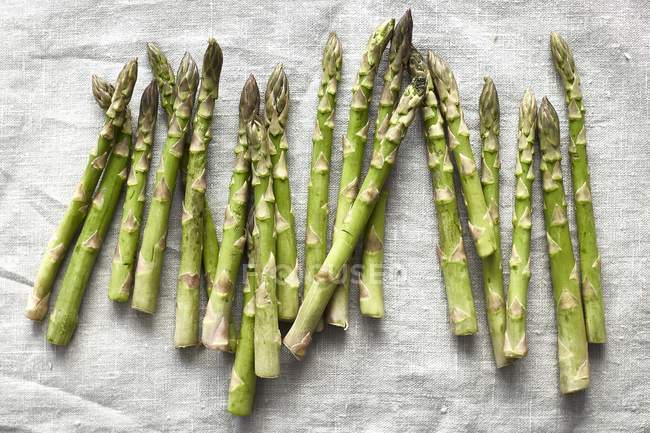 Green asparagus on linen cloth — Stock Photo