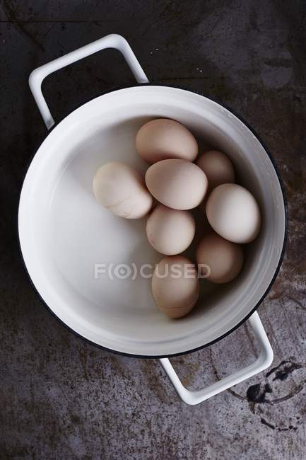 Œufs durs dans une casserole — Photo de stock