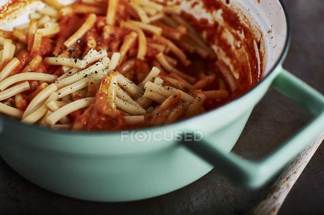 Паста Спагетті з томатом та горілковим соусом — стокове фото