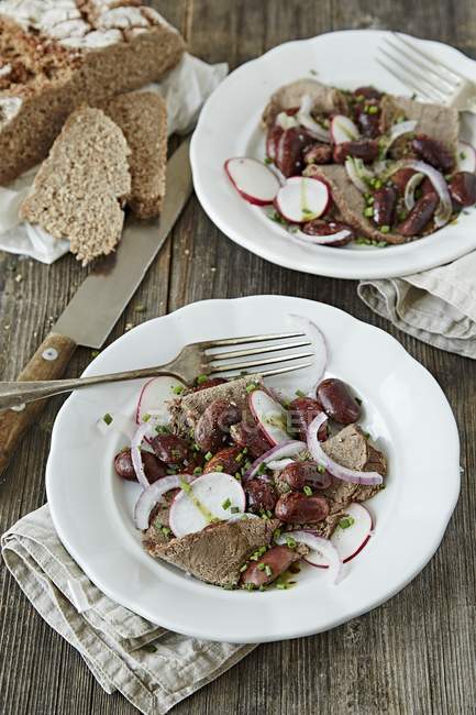 Beef salad with beans — Stock Photo