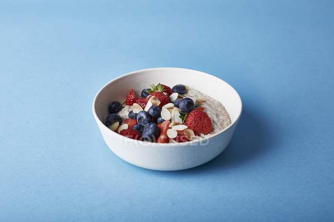 Porridge with berries and flaked almonds — Stock Photo