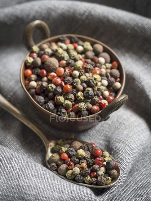 Mélange de grains de poivre dans un bol — Photo de stock