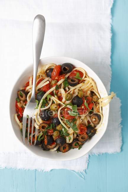 Спагетти с оливками и помидорами — стоковое фото