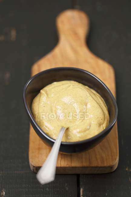 Sauce à la moutarde dans un bol — Photo de stock