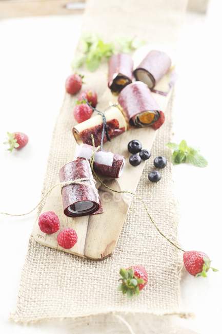 Vista close-up de frutas vegan roll-ups com bagas frescas — Fotografia de Stock