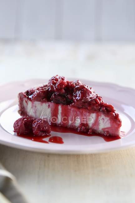 Raspberry vanilla cheesecake — Stock Photo