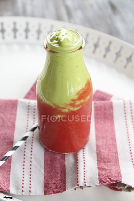 Smoothie de morango e abacate — Fotografia de Stock