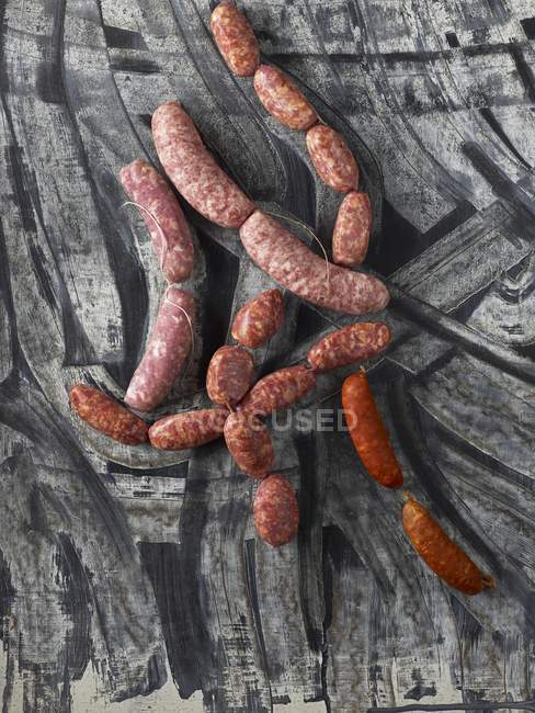Vista superior de salsiccia salsichas na superfície pintada — Fotografia de Stock